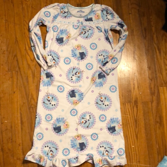 š„3/$15 Frozen Elsa Olaf nightgown